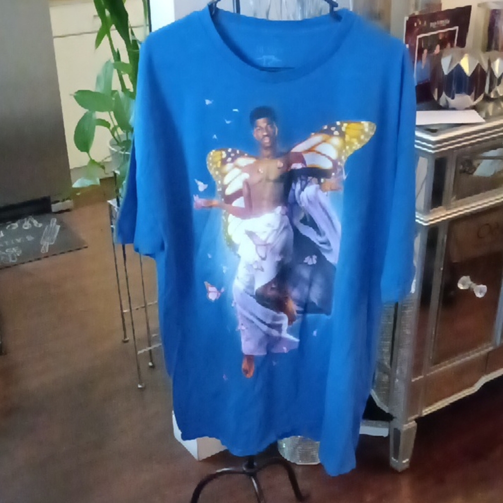 Dynamic Blue Basketball Graphic Short Sleeve Tee